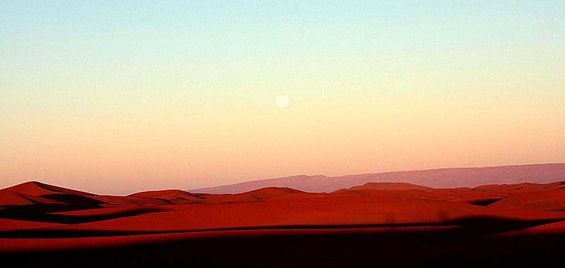 zonsondergang boven de duinen van de Sahara, woestijnreis Fez Marrakech